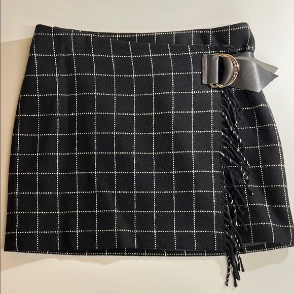 Ralph Lauren Dresses & Skirts - EUC Ralph Lauren Black Windowpane Mini Skirt with Buckle & Fringe